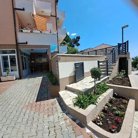 Aparthotel Vila Adrijana & Fitness Studio Wolf Bv *